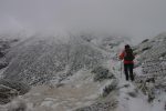 La suite du chemin montera dans cette moraine. La météo ne nous a pas permis de savoir si nous voyons la cabane depuis ici !