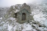 Mémorial en souvenir des disparus d'une avalanche du 1971-03-21. "La montagne qu'ils aimaient tant les a rendus à Dieu". Pour nous c'est la fin du plat et le début de la montée en lacets.