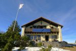 La cabane Perrenoud et ses panneaux solaires