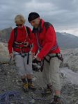 On s'équipe pour traverser le glacier. Il est possible de monter vers la Quille du Diable pour revenir vers l'Oldenhorn, cela fait un détour mais évite de s'équiper