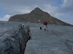 Dans la partie basse du glacier il y a des crevasses