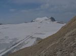 En montant la vue se dégage sur le glacier de Tsanfleuron et au loin le Sommet des Diablerets