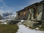 L'exterieur de la cabane de La Tsa avec les Aiguilles Rouges d'Arolla