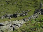 On passe à coté de ce muret, on se croirait dans le Jura