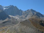 Sur notre droite, vue sur le maigre reste du glacier de Tseudet. La cabane du Vélan est sur la moraine de l'arrière plan à droite.