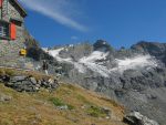 Et nous arrivons à la cabane de Valsorey, bien content pour une pause. 3030m sur la carte, 3037m indiqué à la cabane