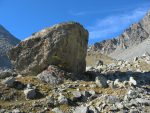 C'est l'emplacement de l'ancien refuge de Penna. Mais sur le coup je n'ai vu aucune trace. Ce n'est quand rentrant que j'ai compris que ce bloc était l'emplacement du refuge de Penna