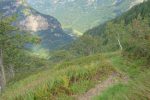 Début de la longue descente. Brione tout au fond