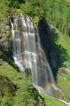 Zoom sur la Cascade de la Pleureuse et un petit arc-en-ciel