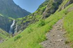 Encore une cascade (Cascade de Sales). A droite on devine le sentier taillé dans la roche.
