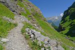 Le chemin zigzague, nous sommes montés par le vallon à droite