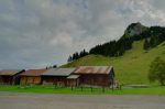 Les Chalets de Buchille, 1435m. Au loin la crête du Mont Billiat. On part à droite