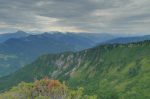 Au fond à gauche, on voit encore les Dents du Midi, sur la droite, le Mont-Blanc est caché