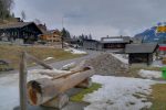 Montée parmi les chalets.