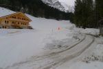 Brève incursion sur la piste de ski, je longe la route