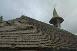 Le toit d'une chapelle en tavillons