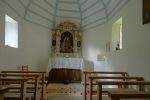 L'intérieur. La chapelle est fermée. Photo prise par un trou