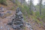 A ce cairn, on monte toute à gauche hors photo. Ne pas continuer tout droit, c'est sans issue !