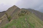 Je suis au col de Pra (1973m), toujours sur la crête et le sommet dans la brume