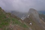 Il m'a fallu être fort patient pour arriver à prendre une photo du Vanil Carré, la brume ne s'arretait pas. De plus ce fut bref. En dehors d'escalade, je ne vois pas de passage.