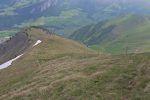 Je descends, d'abord sur mes traces puis en retrouvant un chemin en contrebas de la crête