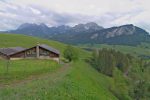 La ferme de La Combe et mon scooter qui m'attend dans le virage tout à droite