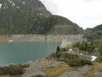 On arrive au niveau du barrage, l'eau est basse en cette saison