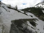 On longe la route, bien encombrée par la neige