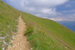 Tout au bout du chemin, la croix sous le sommet