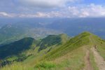 Le chemin de crête avec Cluses en contrebas