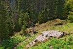 On rentre dans le secteur N, fin du soleil. Sur un rocher, il est marqué que le sentier est difficile