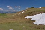 Des paravents sont installés sur la crête au loin