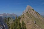 Le chemin de la crête avant la descente dans le flanc gauche