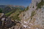 Bon, le chemin change et redevient raide, mais c'est court. On va passer sur ce petit névé. Le Chalet du Soldat est visible au centre haut/gauche de la photo