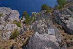 Je me demande toujours pourquoi on met des plaques commémoratives en montagne.