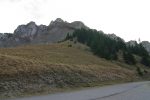 Départ depuis le col de Chaude 1621m. Pour monter, j'ai emprunté l'ancienne route qui longe la rivière La Tinière. La route était pleine de feuilles mortes mouillées et après Les Clavons, ça devient un chemin caillouteux et pentu. Bref en scooter pas terrible et l'embrayage n'a pas aimé ! La route habituelle de Chaude était pleine de cailloux. Au col de Chaude, plusieurs places de parcs. On part droit en haut, sur la gauche. Les muscles vont chauffer de suite !