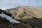 Vue arrière sur le col de chaude et les Rochers de Naye. Les traces sont visibles mais le névé coupe la sente, je suis donc passé plus haut.