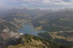 Je zoom au maximum avec mon grand angle. J'aime bien la forme de ce barrage. Au fond, les Alpes, 1/3 avec les 3 bernoises (Eiger, ...). Depuis le barrage, on voit sur la gauche une route qui nous emprunterons.