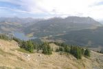 On se rapproche de Grand Chalet, en profitant encore de la vue sur le lac de l'Hongrin. On voit au centre une sente que j'ai rejoint. Vue le nombre de crottes, je pense que c'est une sente à moutons.