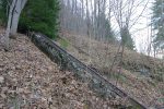 Il y a deux rails (on voit le 2ième), au niveau de la clairière au-dessus du L du mot "Lac de l'Hongrin". Vu la végétation, cela doit sérieusement dater. Les rails vont du lac et montent bien haut. Je n'ai pas trouver d'indice sur l'utilité de ces deux rails. Sur la carte, ils ne sont pas mentionnées.