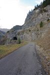 Je quitte le barrage en découvrant un panneau bloquant l'accès pour cause de travaux jusqu'au 2009-11-30 et du 2010-03-01 au 2011-03-01. Il y a en effet des travaux sur le barrage, avec des barrières temporaires ... avec à deux endroits des bouquets de fleurs synthétiques, je pense en souvenir d'ouvriers tombés. On passe sur la route, qui est bien tranquille avec un bref passage dans un tunnel.