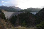 Depuis la route, vue arrière sur le barrage.