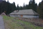 La ferme de la Vuichoude-d'en-bas, 1103m après avoir passé un pont. On quitte la route pour une sente sur la gauche, comme indiqué sur le panneau jaune. Je découvre qu'il faut 1h40 pour rejoindre le col de Chaude et décide de mettre sérieusement le turbo car la nuit arrive !