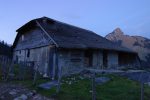 La ferme de Vuichoude-d'en-haut 1342m. On vient depuis peu de sortir de la forêt.