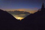 Depuis le col de Chaude, je prends une photo de 30'' (la durée limite avant Bulb), en RAW trois tirages puis HDR comme pour la ferme de Chaude. J'aurai pu me passer de faire une photo HDR, mais cela a permis de noyer un peu le bruit et d'atténuer les lumières de Villeneuve.