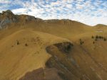 Le plateau de Plan d'Areine, le chemin passe sur la droite