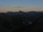 Les préalpes sont déjà dans l'ombre, les Alpes bénéficient des derniers rayons de soleil