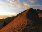 Vue arrière sur la crête et les derniers rayons de soleil