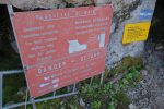 L'entrée de la grotte des Rochers de Naye