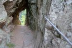 Passage creusé dans la roche